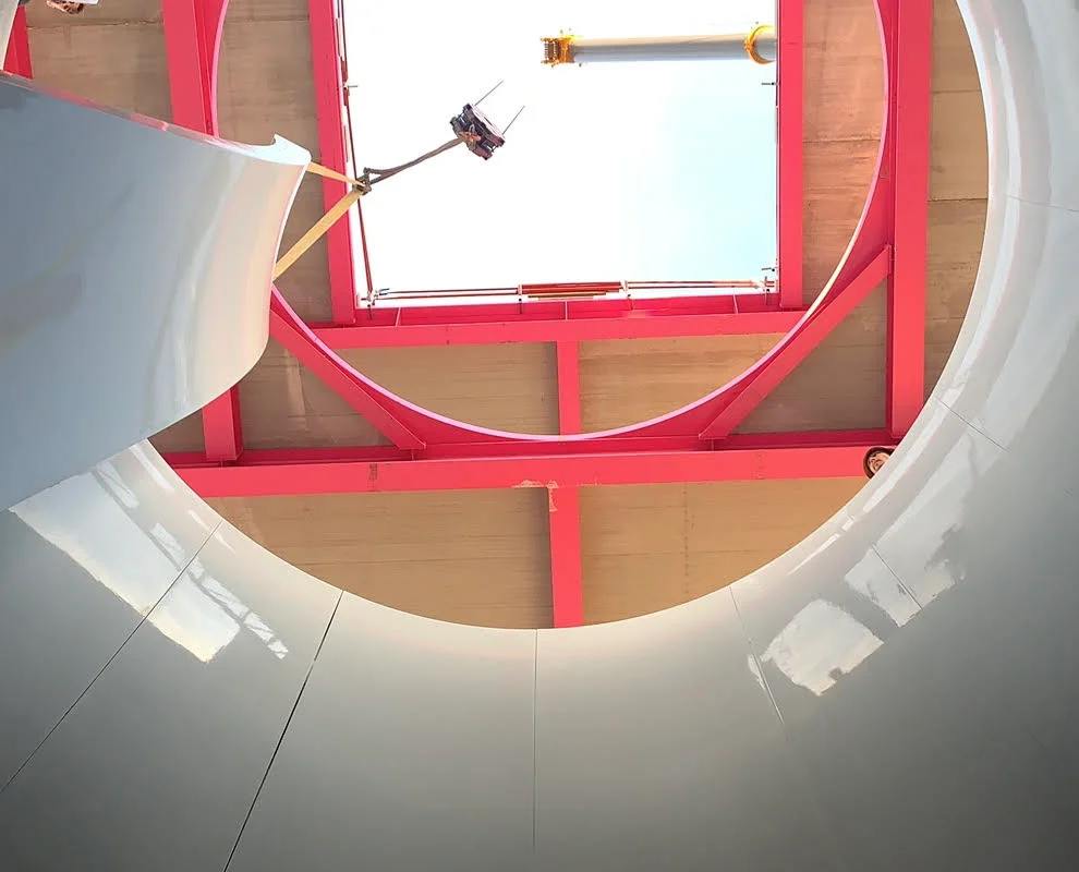 Installazione e assemblaggio della sezione di contrazione nella camera di volo della galleria del vento TT45 Pro. La sezione di contrazione è un componente aerodinamico critico che garantisce una transizione fluida del flusso d'aria nella camera di volo.