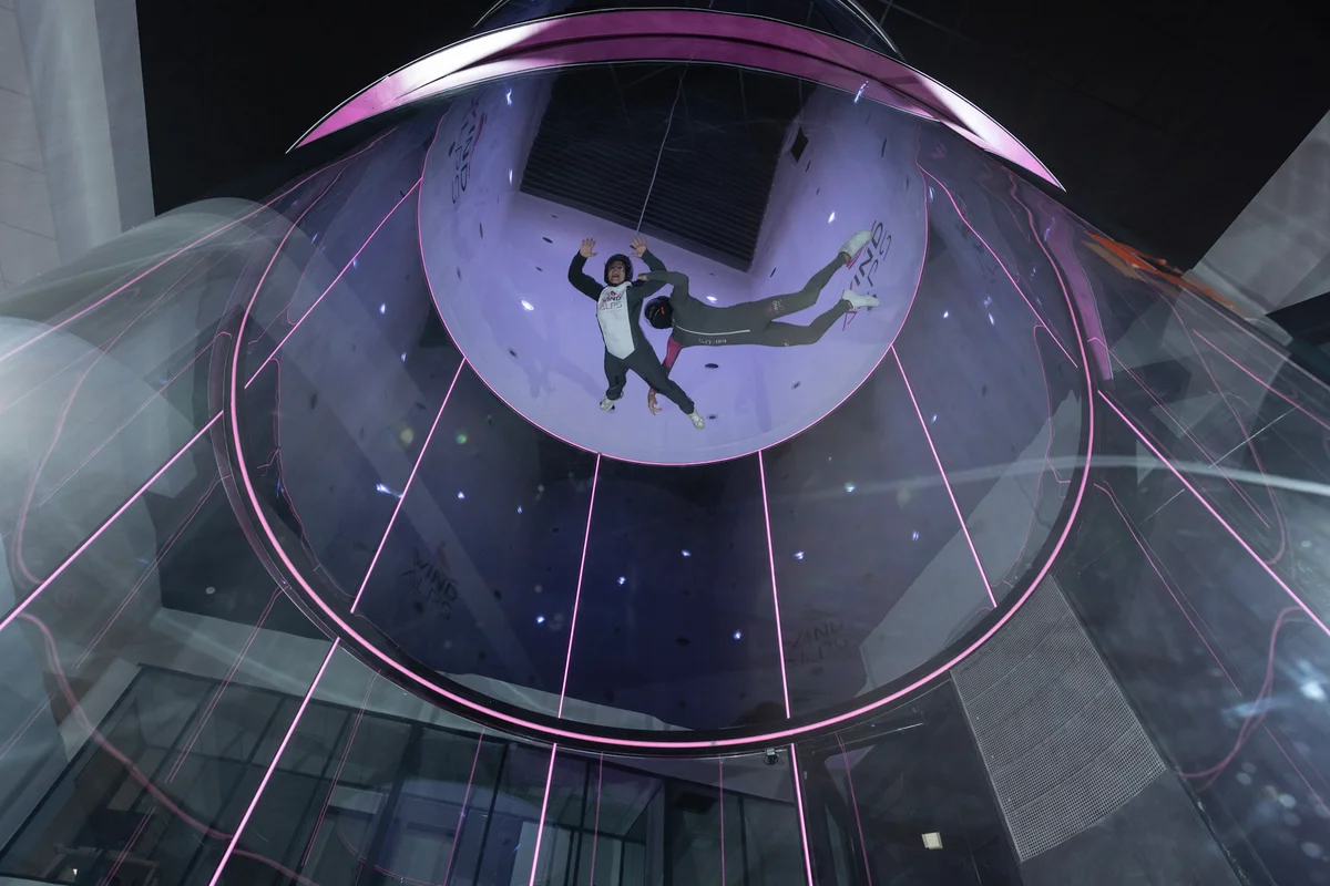 프랑스 WindAlps 시설에서 가동 중인 TT45 Pro 풍동입니다. 전면 유리로 된 플라이트 챔버는 탁월한 시야를 제공하여, 인스트럭터가 초보자를 안전하게 코칭할 수 있는 최적의 환경을 보장합니다.