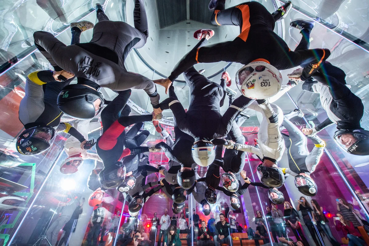 Her ses TT45 PRO i aktion. Med sin rammeløse, koniske glassektion og en stabil luftstrøm med lav turbulens, leverer den optimale forhold for professionel indoor skydiving. I Moskva fløj 28 personer head-down samtidig, hvilket understreger tunnelens kapacitet og aerodynamiske præcision.