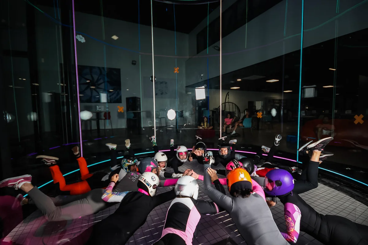 Kuruka katika chumba cha kuruka cha TT45 PRO huko WindAlps. Sehemu ya kioo ya koni isiyo na fremu hutoa mtazamo mpana huku ikihakikisha upunguzaji salama wa kasi na mtiririko wa hewa uliosawazishwa. Wavu wa usalama wenye kizuizi kidogo na mlango wa kuingia wenye padding huongeza usalama wakati wa maneva ya kasi ya juu.