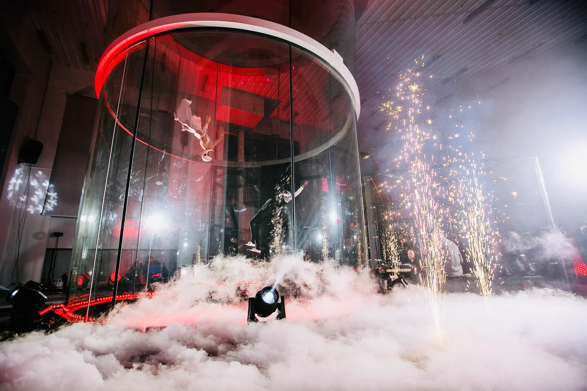 Kuzbass Arena-ից այս տպավորիչ կադրը ցուցադրում է TT52 Pro թռիչքի խցիկի բազմակողմանիությունը: Մինչ հրավառությունն ու մառախուղը ապակուց դուրս ստեղծում են դրամատիկ մթնոլորտ, ներսում սպիտակ զգեստով flyer-ը կատարում է ճշգրիտ head-down հնարք՝ երկրորդ մարզիկի ուղեկցությամբ: Սա ցույց է տալիս, թե ինչպես է TunnelTech տեխնոլոգիան աջակցում բարձրակարգ ժամանցային և գեղարվեստական միջոցառումներին պրոֆեսիոնալ սպորտին զուգահեռ: