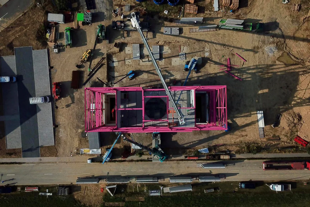 Das Foto zeigt eine Drohnenansicht der Montage eines Metallkonstruktionsgebäudes für die LuxFly-Anlage, Teil der Installation des TT45 Pro Windkanals.