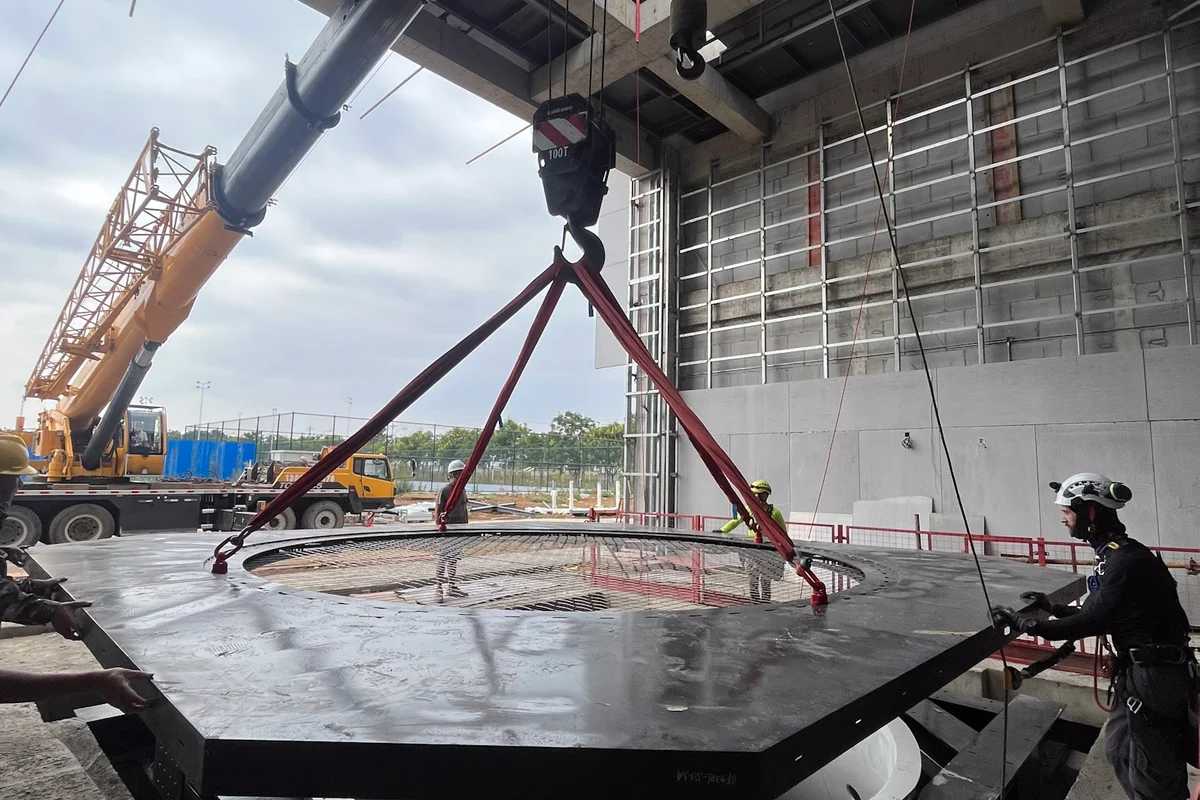 Das Foto zeigt den Installationsprozess eines SMARTfly TT43 Windtunnels in Jingmen, China. Sichtbare Komponenten umfassen die FRP-Verbundluftkanäle für effizienten Luftstrom und Geräuschreduzierung sowie die konische Glasflugkammer, die für gleichmäßigen Luftstrom und Sicherheit bei Indoor-Skydiving-Operationen ausgelegt ist.