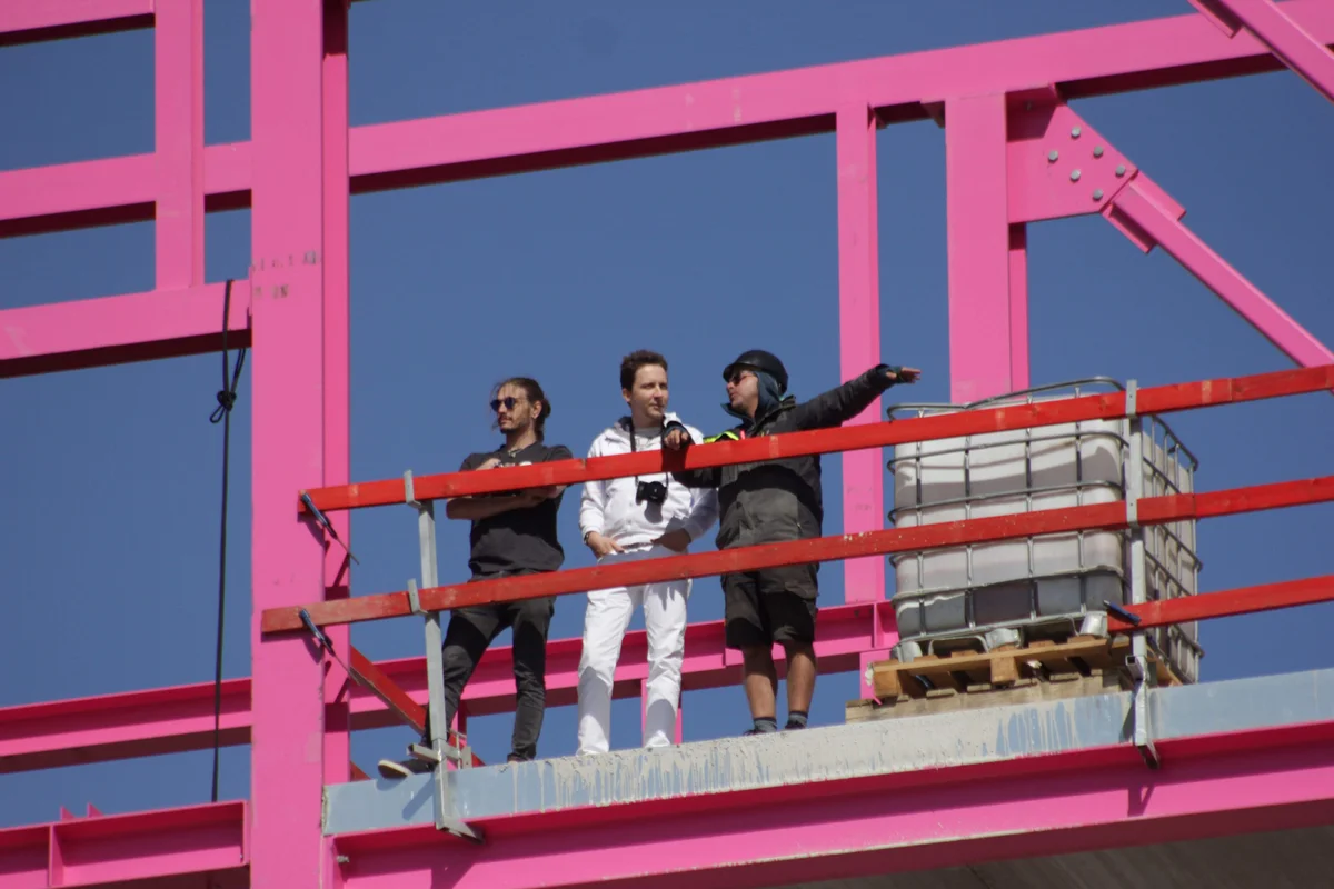 तस्वीर में TunnelTech की बहु-विषयक इंजीनियरिंग टीम को LuxFly विंड टनल की स्थापना में व्यस्त दिखाया गया है।