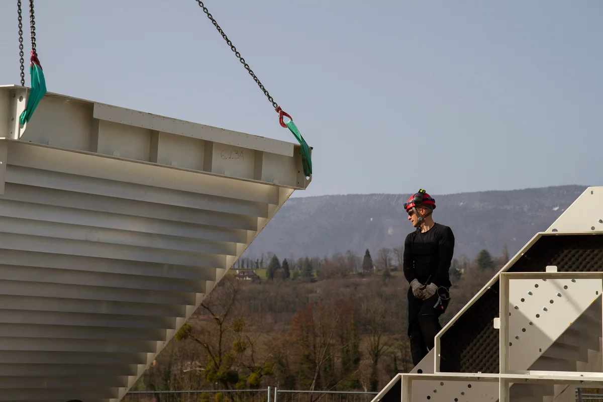 WindAlps建設現場での案内羽根付きエアダクトコーナーセクションの組み立て。案内羽根は、気流の方向を最適化し、循環システム内の乱流を低減するように配置されています。