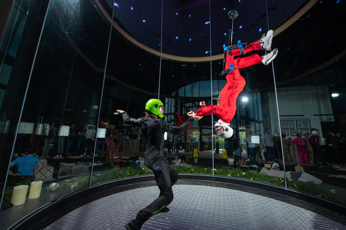 Hình ảnh này cho thấy AnreyKarr đang hỗ trợ Svjatoslav Lisin, người đang bay head-down với chân bị gãy và một chiếc nạng gắn kèm