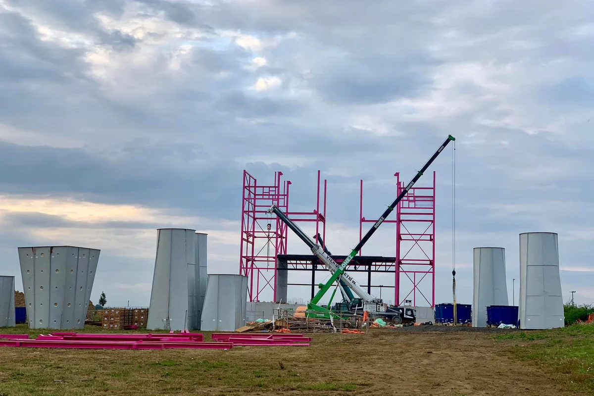 The photo shows the assembly process of the Luxfly building, including the installation of nearby glass-plastic diffusers. These diffusers are part of the aerodynamic system, designed to optimize airflow and reduce turbulence within the wind tunnel structure.