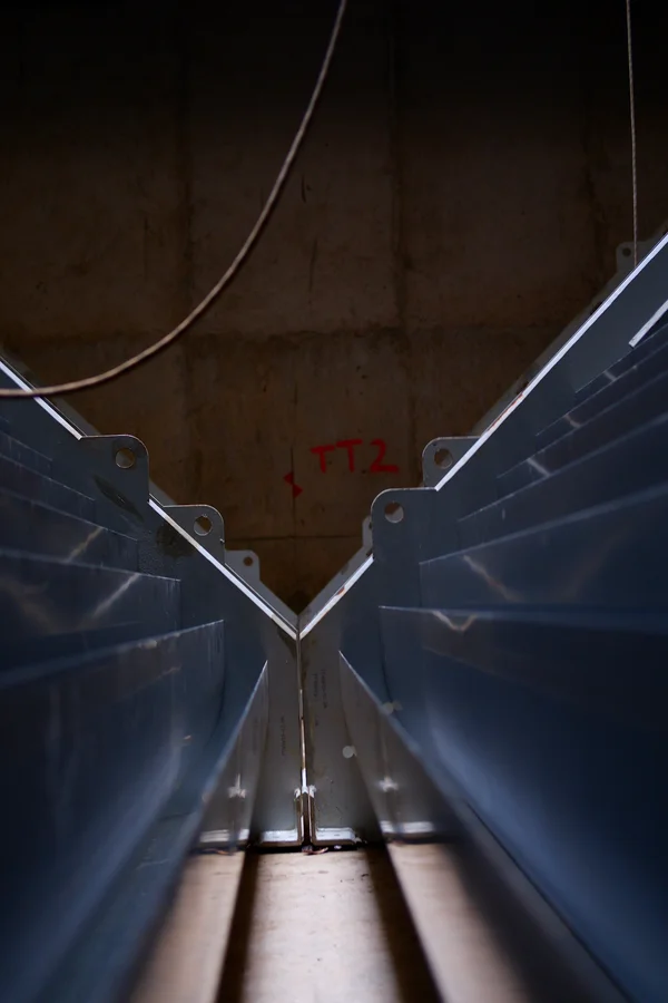 Udvikling af en skrå vindtunnel: Design af luftflow ved 30°–45°