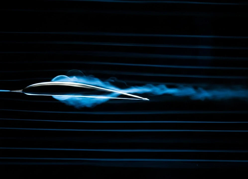Flow visualization around a wing profile viewed from the side