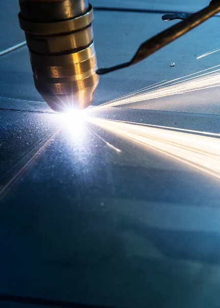 Testa di taglio laser che taglia un grande componente in lamiera per la struttura della galleria del vento
